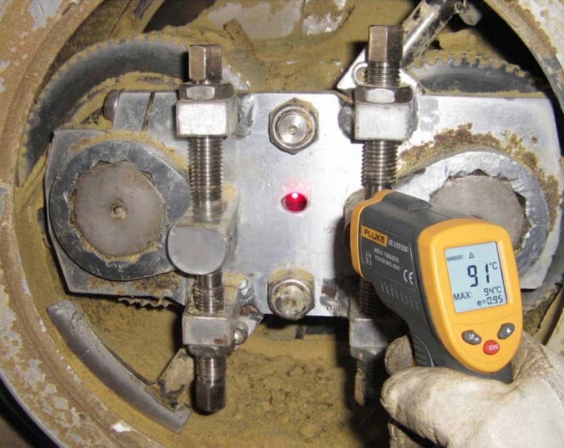Infrared thermometer measuring pellet mill bearing temperature Infrared thermometer measuring pellet mill bearing temperature